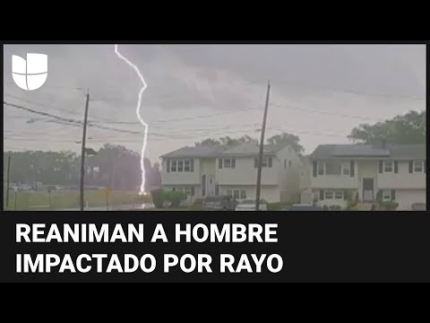 En video: un hombre es impactado por un rayo y es salvado por un policía