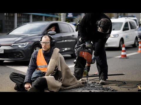 Alemania | Activistas climáticos se pegan las manos en carreteras bloqueando el tráfico de Berlín