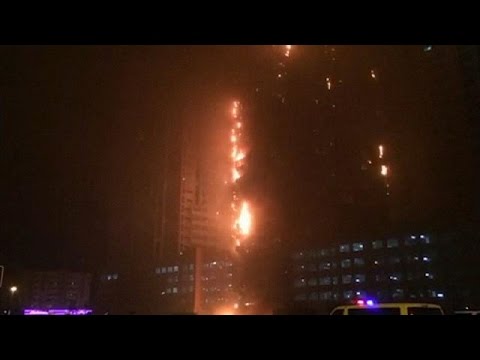 Impresionante incendio en un bloque de edificios en los Emiratos Árabes Unidos