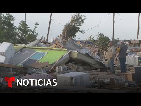 Un potente tornado deja destrucción y muerte en el norte de Texas | Noticias Telemundo