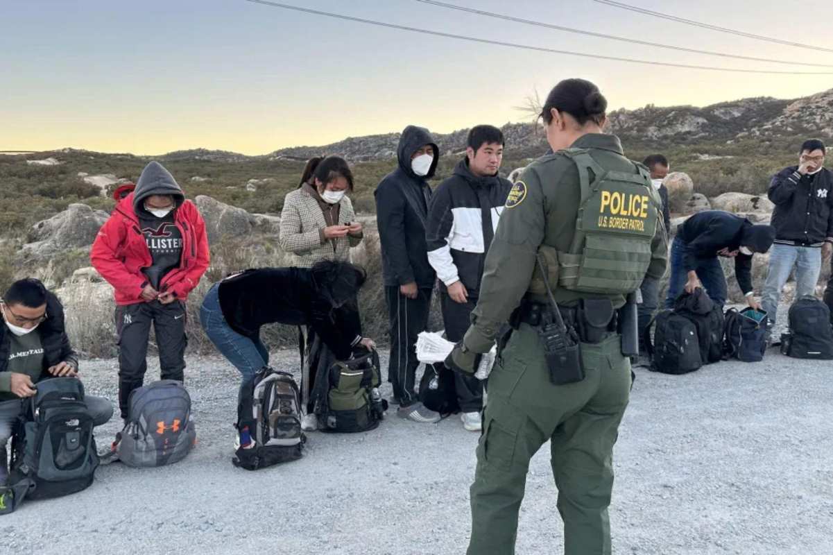 Residentes de San Diego viven la crisis de migrantes en sus patios