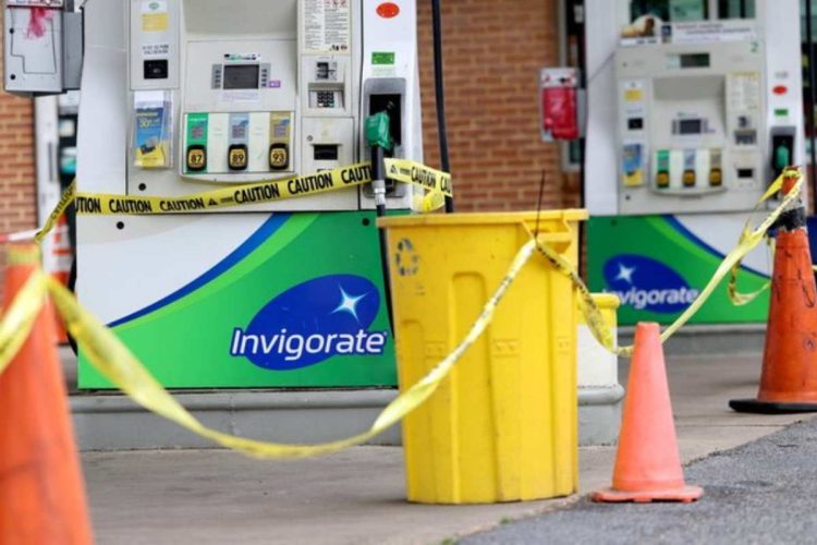 Un ladrón de coches choca y derriba un surtidor de gasolina en Virginia