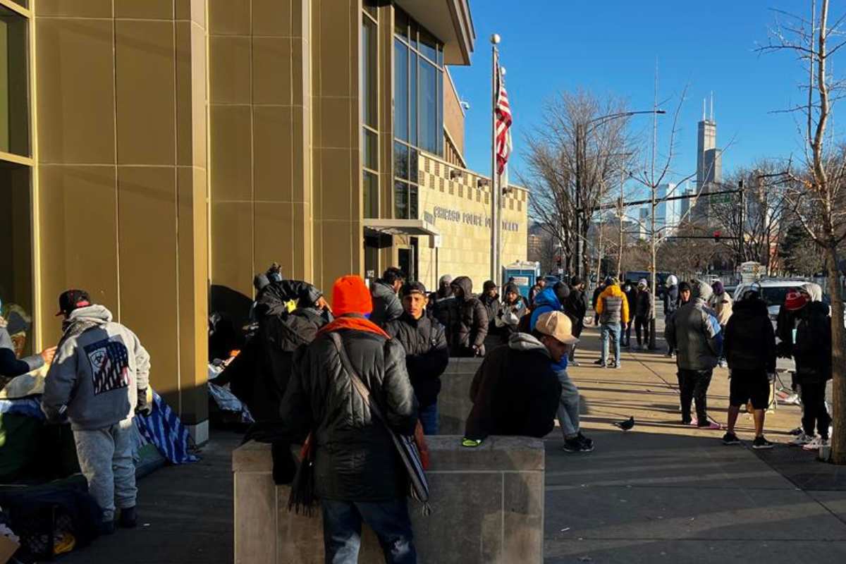 Llegada de miles de migrantes a Chicago