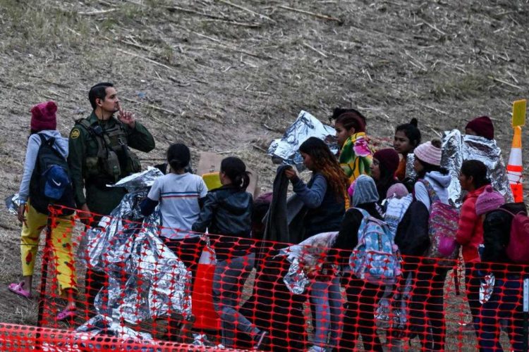 Transportan diariamente a cientos de migrantes a ciudades fronterizas