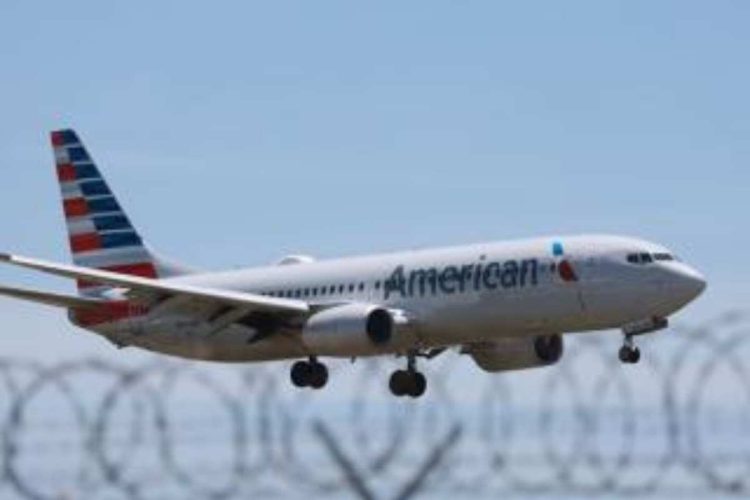 Auxiliar de vuelo de American Airlines enfrenta cargos de pornografía infantil