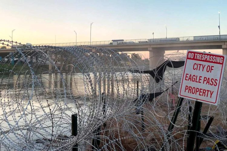 El alambre de púas permanece en Eagle Pass