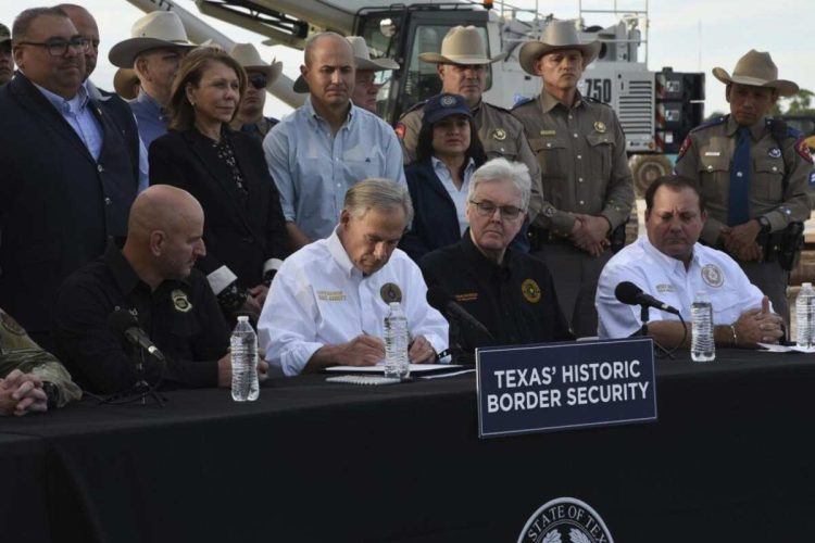 Estado de Texas comienzan a detener a migrantes