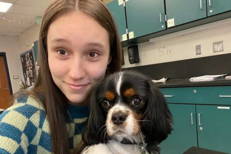 Un perro ayudó a una estudiante a volver a la escuela tras tiroteo