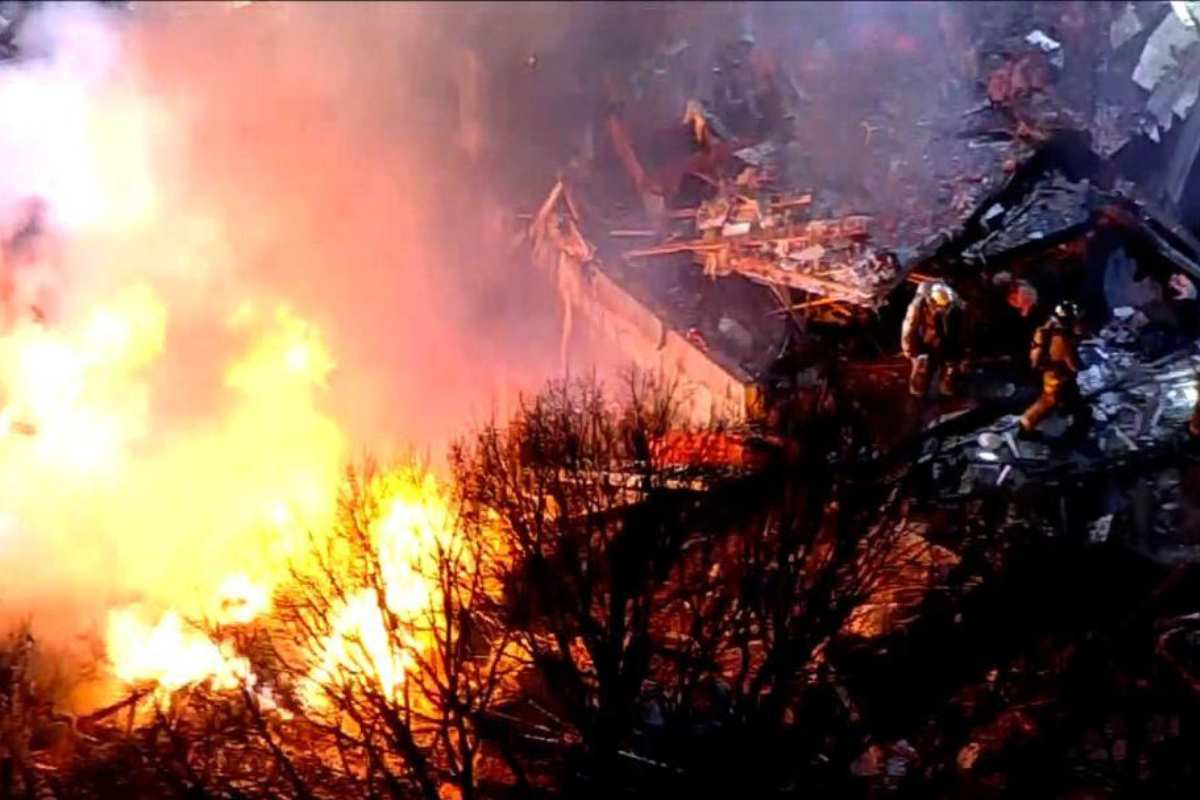 Una vivienda de Virginia explotó cuando los bomberos se encontraban dentro