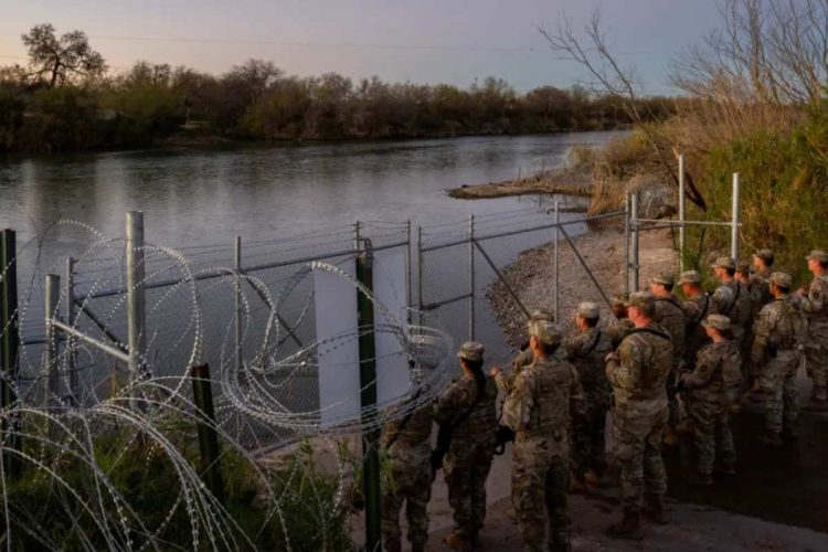 Evacúan centro de procesamiento de inmigrantes cerca de Eagle Pass