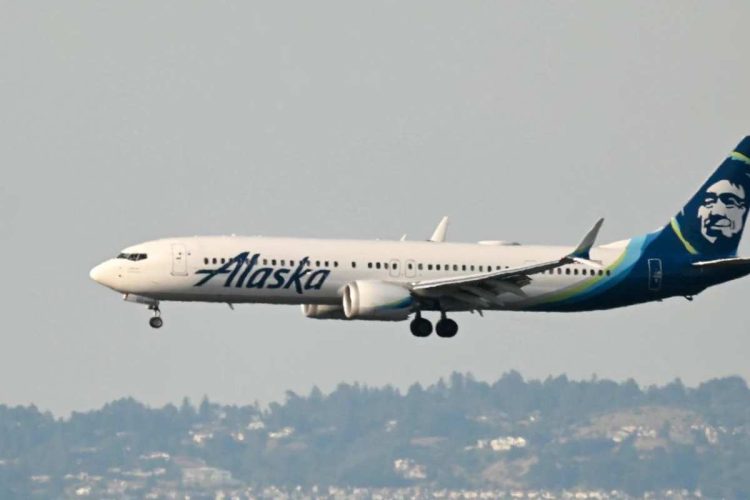 Acusan en un tribunal federal a un pasajero de Alaska Airlines