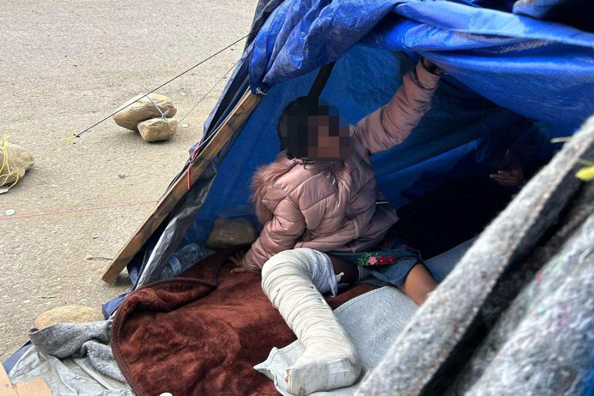 Niña migrante sufre hambre e hipotermia