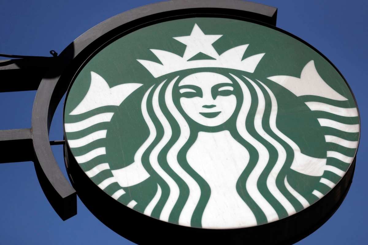 Retiran del mercado más de 440.000 tazas Starbucks