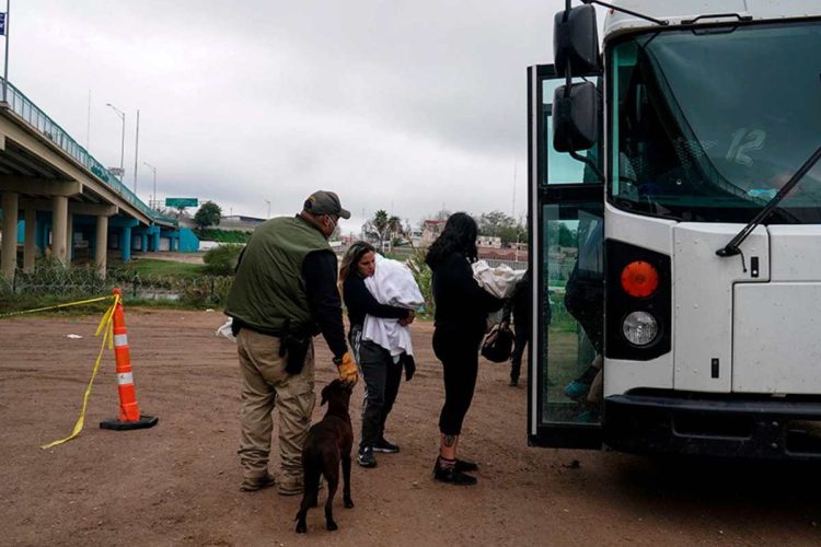 Texas predijo que las donaciones financiarían el envío de migrantes