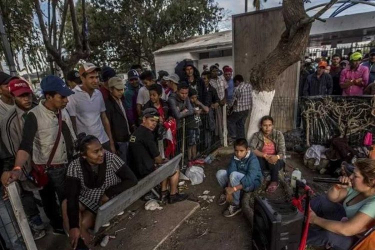 un gran grupo de migrantes atravesó barreras en El Paso, Texas