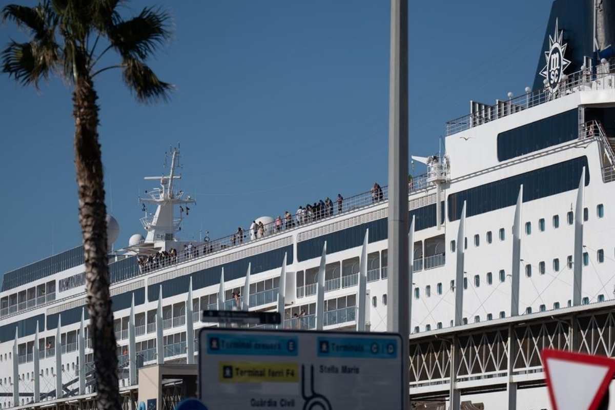 crucero detenido en Barcelona por los bolivianos sin documentación