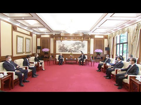 Xi Jinping meets with former U.S. Secretary of State Henry Kissinger