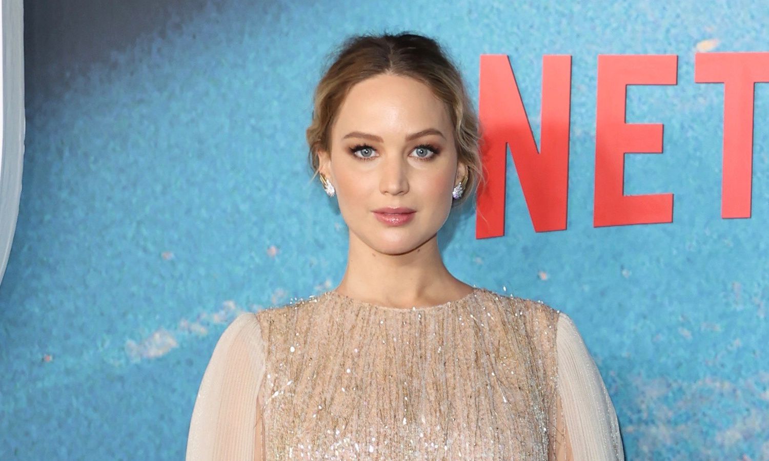 Jennifer Lawrence shows off her pregnancy on the red carpet
