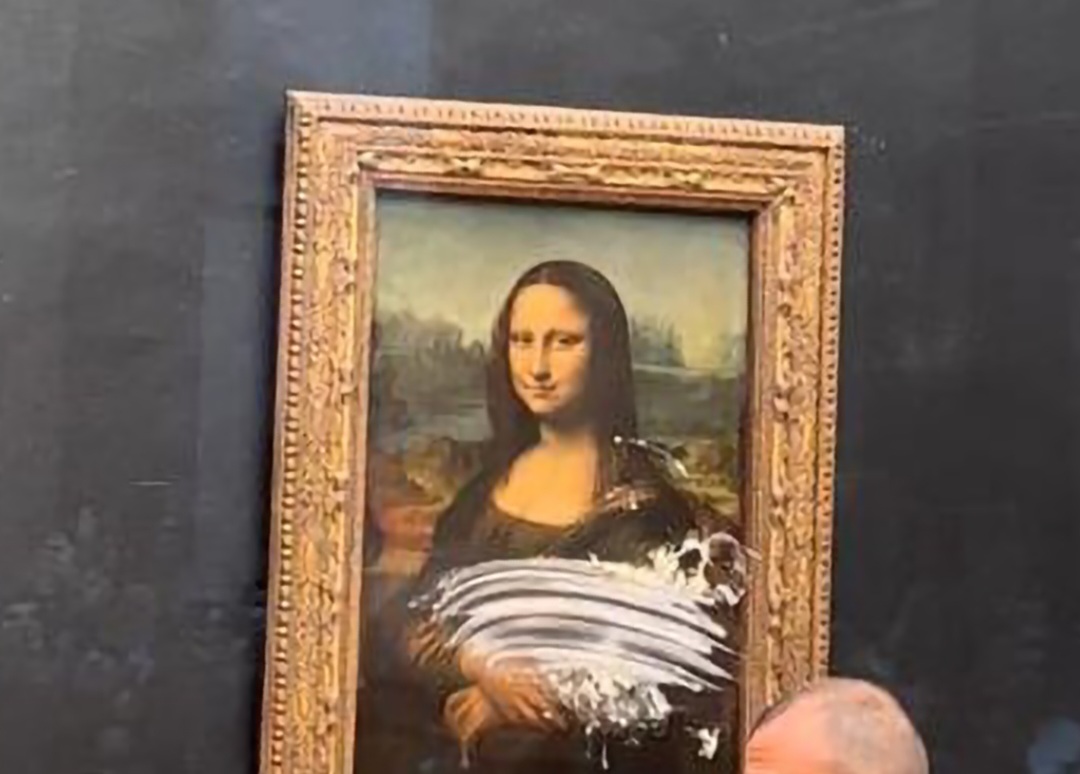 Leonardo Da Vinci’s Mona Lisa is attacked with a cake